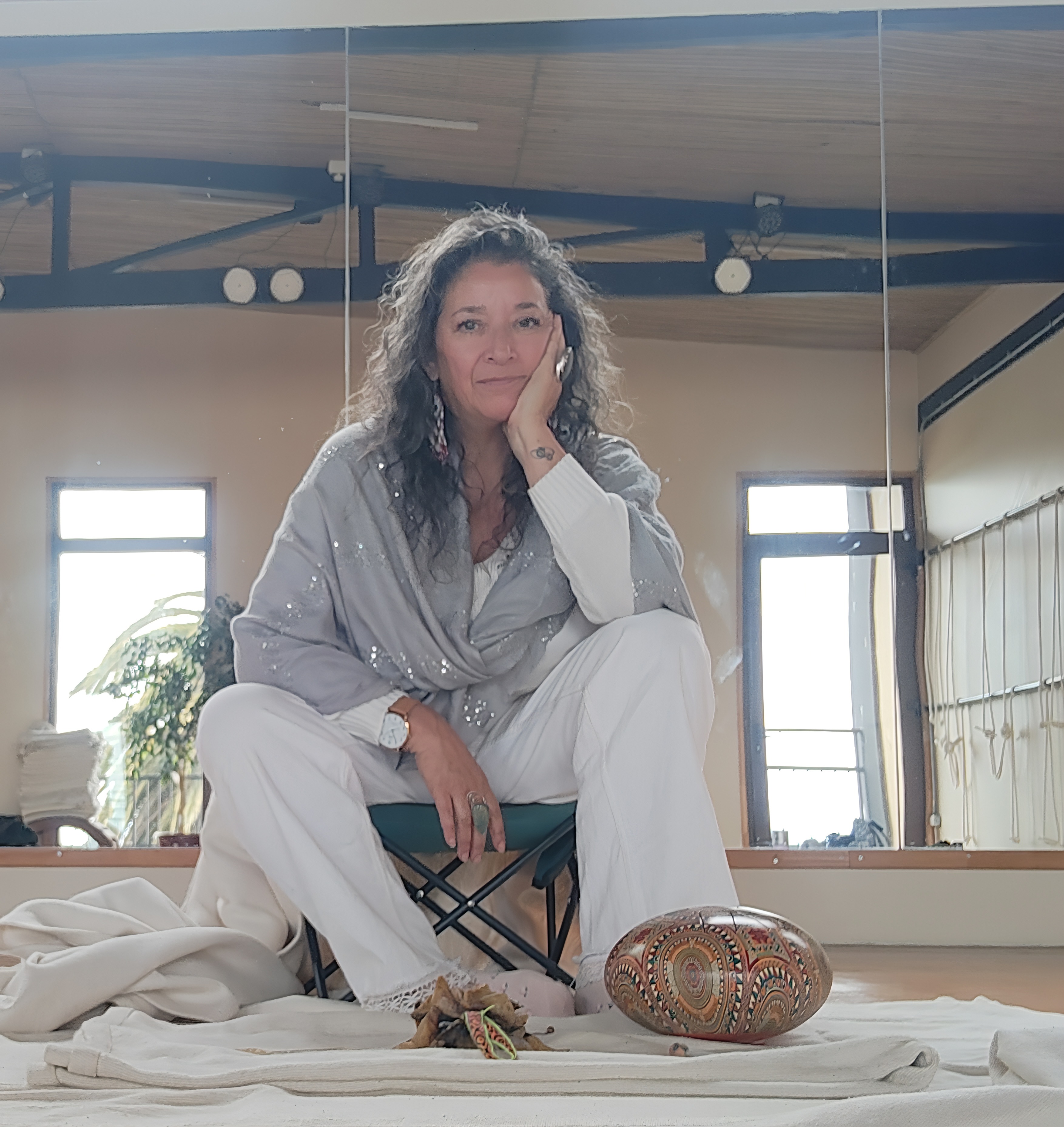 Pamela sonriendo en un espacio sereno